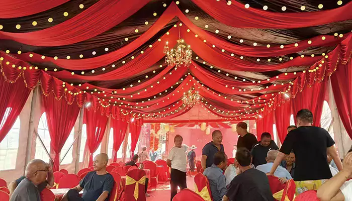 Push-and-pull šator za vinske bankete revolucionira iskustvo objedovanja na otvorenom