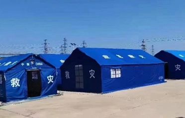 Tangshan Pengcheng Outdoor duboko je uključen u standardizaciju procesa šatora za pomoć u katastrofama, gradeći obrambenu liniju solidne kvalitete za hitne zalihe.